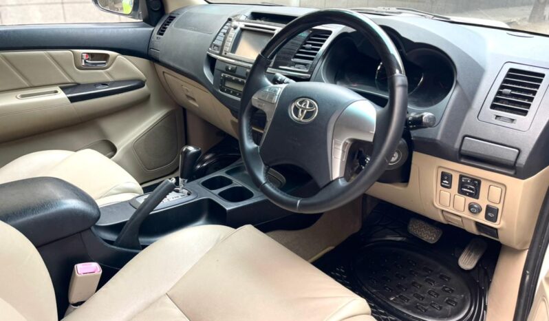 TOYOTA FORTUNER 4X2 full