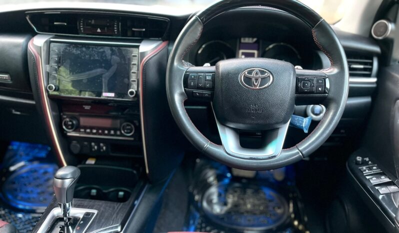 TOYOTA FORTUNER LEGENDER 4X2 full