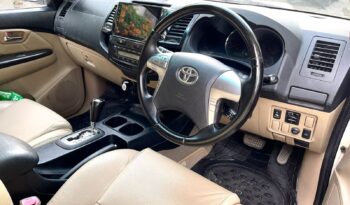 TOYOTA FORTUNER 4X2 full