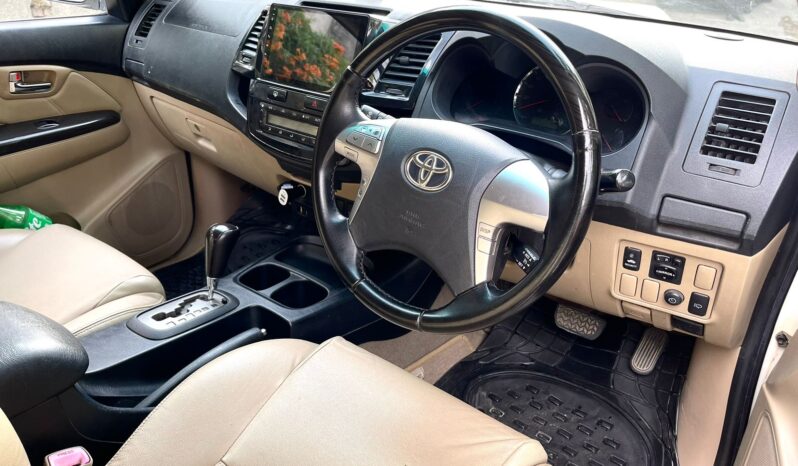 TOYOTA FORTUNER 4X2 full