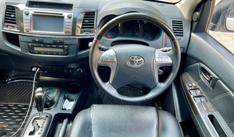 TOYOTA FORTUNER 4X4 full