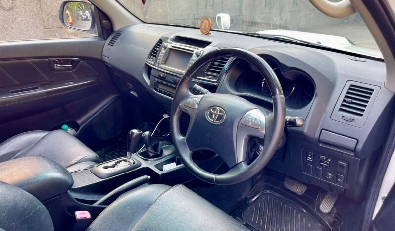 TOYOTA FORTUNER 4X4 full