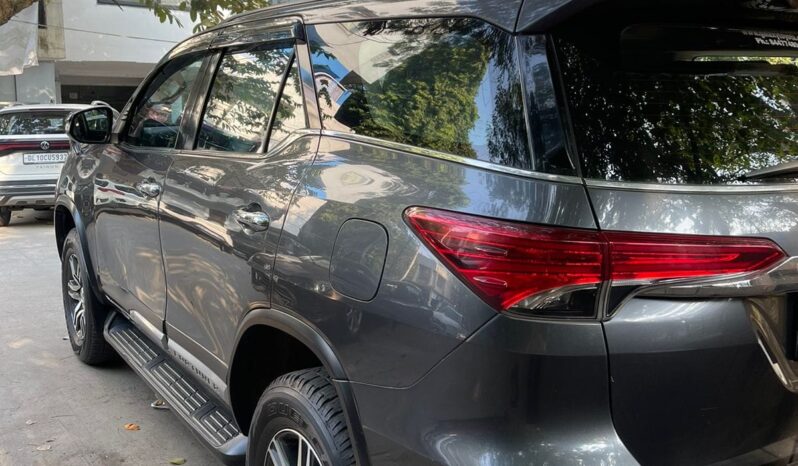 TOYOTA FORTUNER 4X2 full