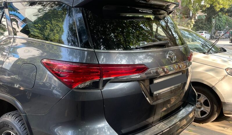 TOYOTA FORTUNER 4X2 full