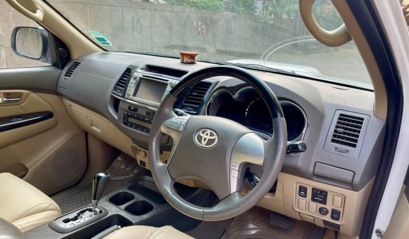 TOYOTA FORTUNER 4X2 full