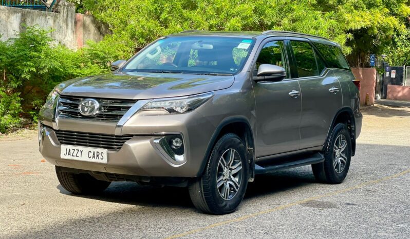 TOYOTA FORTUNER 4X2 full