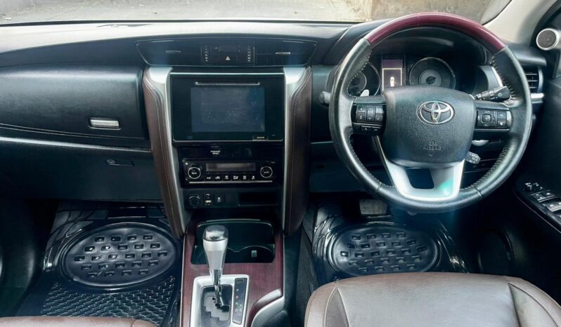 TOYOTA FORTUNER 4X2 full